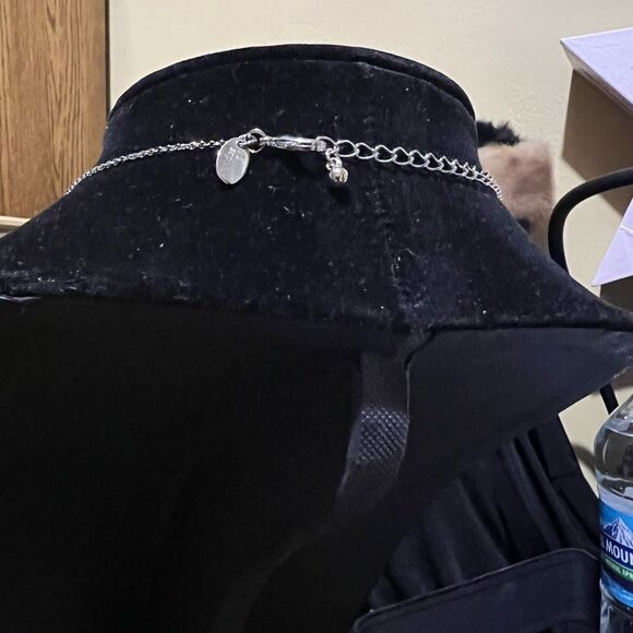 Vintage Kenneth Cole enamel square pendant with silver chain - Picture 3 of 3